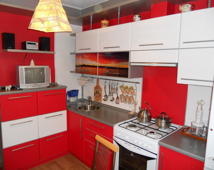 Белая кухня с красной столешницей фото: красный кухонный гарнитур в интерьере