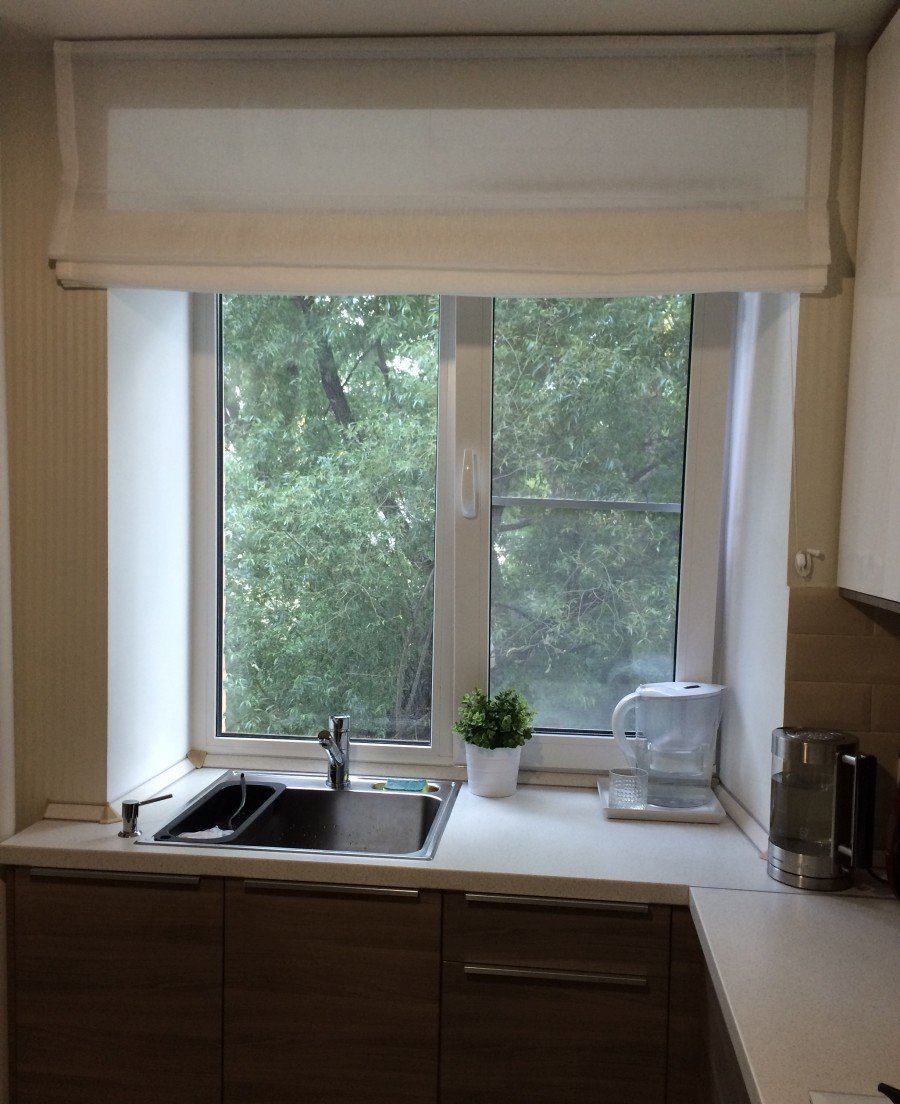 кухни с мойкой у окна в квартире