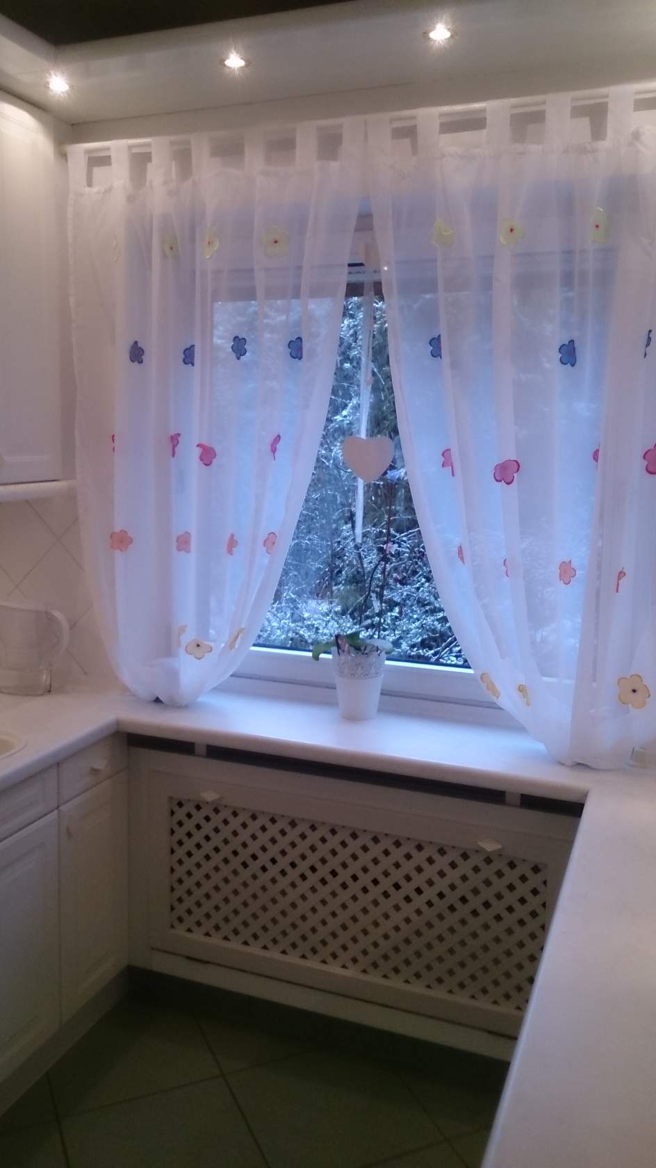 Тюль на кухонное окно до подоконника