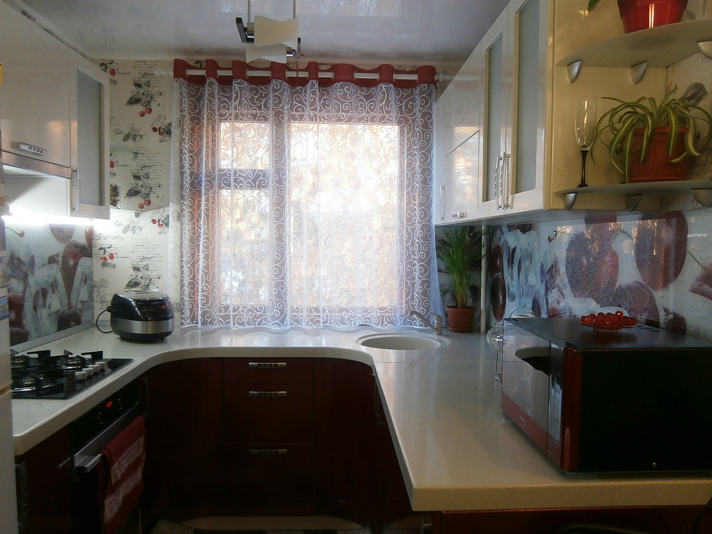Столешница в уровень с подоконником на кухне