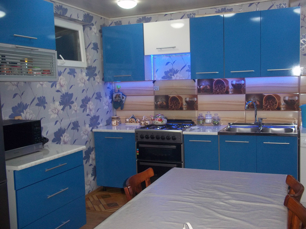 Голубая кухня 47 фото гарнитур в голубых тонах в интерьере обзор кухни в светло-голубом и желто-голубом коричнево-голубом и других цветах