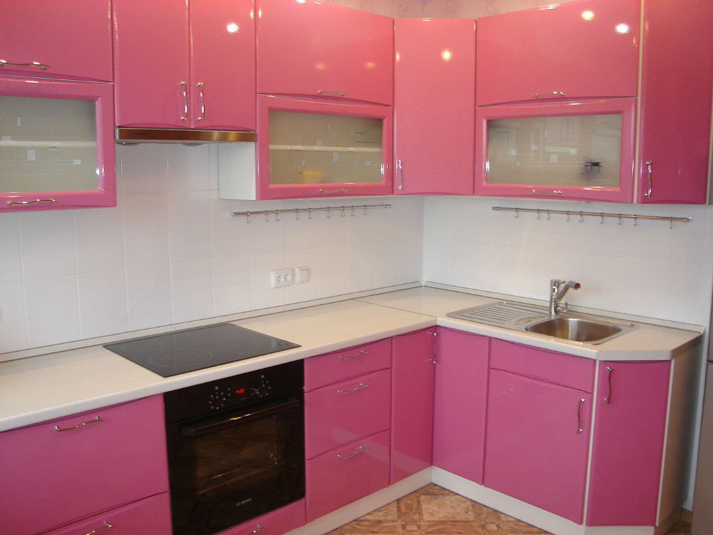 Кухня в розовых тонах дизайн