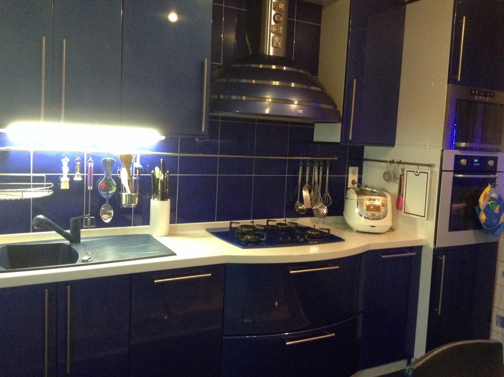 Дизайн кухни синего цвета